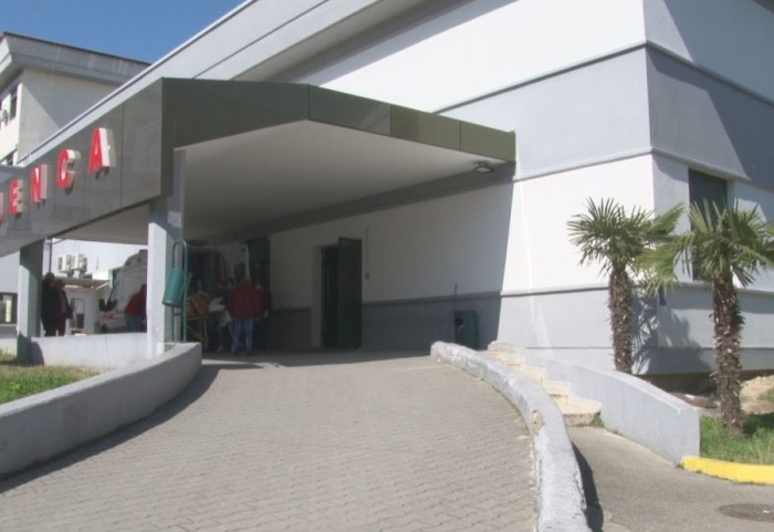 Plagoset me thikë taksisti në Durrës, në gjendje të rëndë në spital