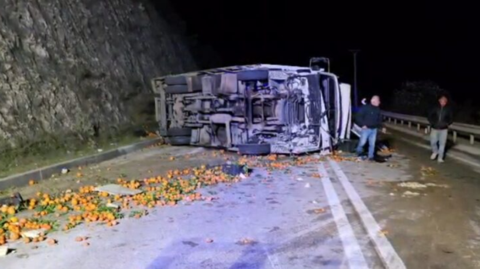 Mbushet me fruta aksi Levan-Tepelenë, aksidentohet kamioni me agrume