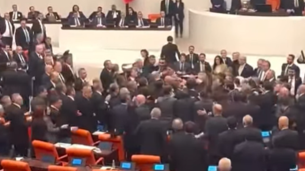 Përleshje mes deputetëve në Turqi,  gjatë seancës për buxhetin
