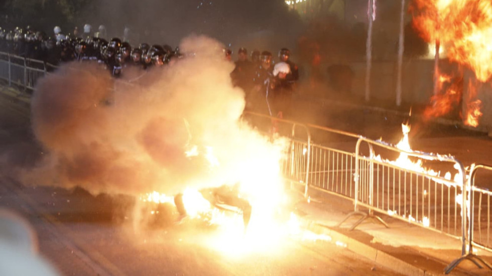 Molotovë drejt Kryeministrisë, protestuesit plagosin dy punonjës policie