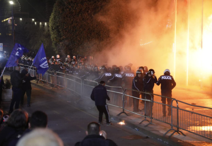 Molotovi në protestën e PD, lihen të lirë katër protestuesit e arrestuar