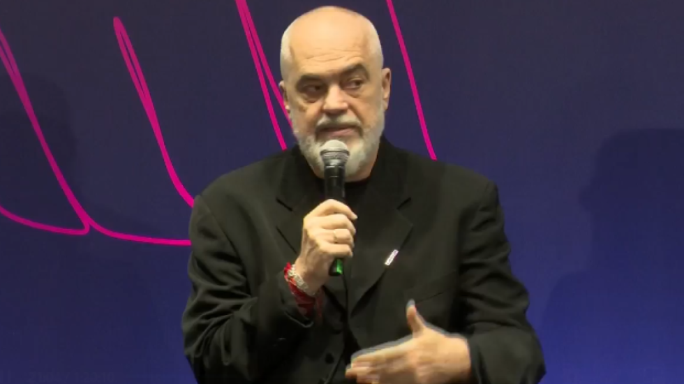 Rama “dush të ftohtë” ndërtuesve: Më keni mbrapa këmba, këmbës! Shkundini ato xhepa, paguajini punëtorët edhe 2000 euro