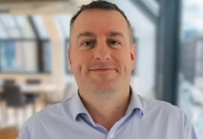 Horror në Britani, 49-vjeçari akuzohet se ka droguar dhe lejuar dhunimin e gruas për 13 vite