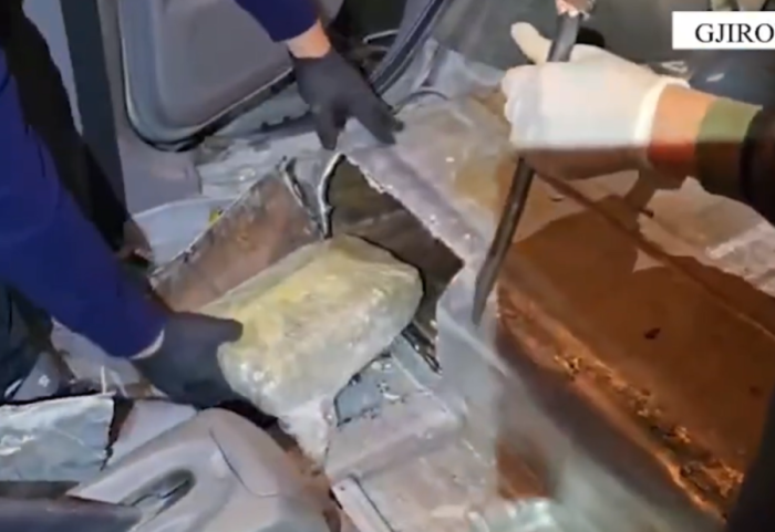 51 kg drogë të fshehura në shasinë e makinë, kapet 30-vjeçari që po shkonte në Greqi
