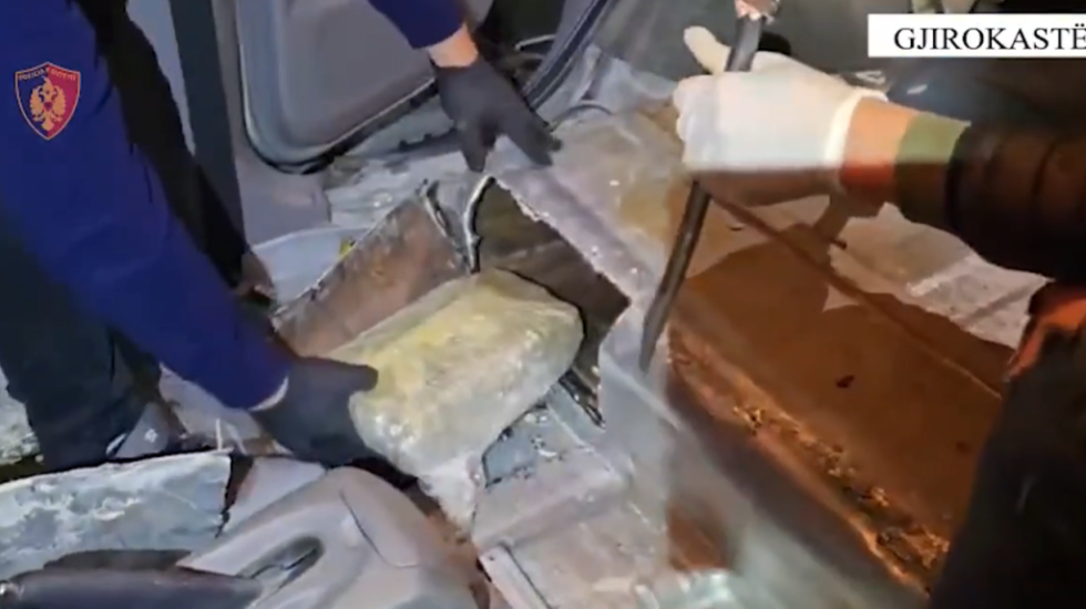 51 kg drogë të fshehura në shasinë e makinë, kapet 30-vjeçari që po shkonte në Greqi