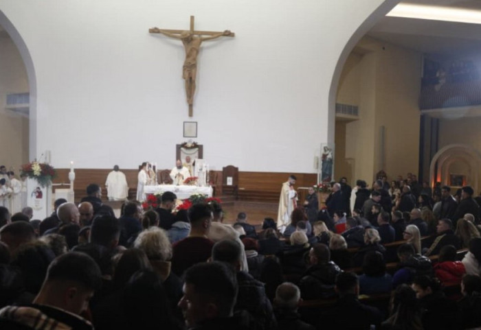 Krishtlindja festohet në Tiranë, qindra besimtarë në Katedralen “Shën Pali”