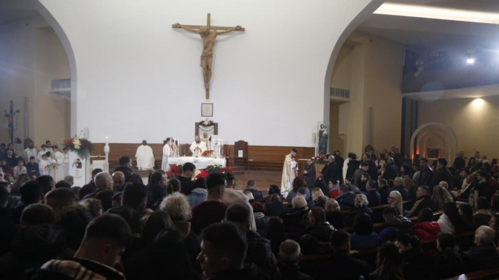Krishtlindja festohet në Tiranë, qindra besimtarë në Katedralen “Shën Pali”