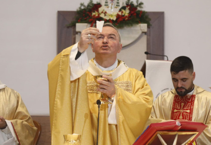 Krishtlindja festohet në Tiranë, qindra besimtarë në Katedralen “Shën Pali”