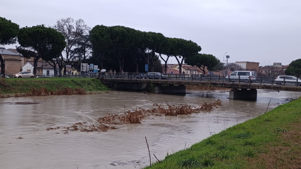 Italia në alarm të kuq, evakuime prej motit të keq