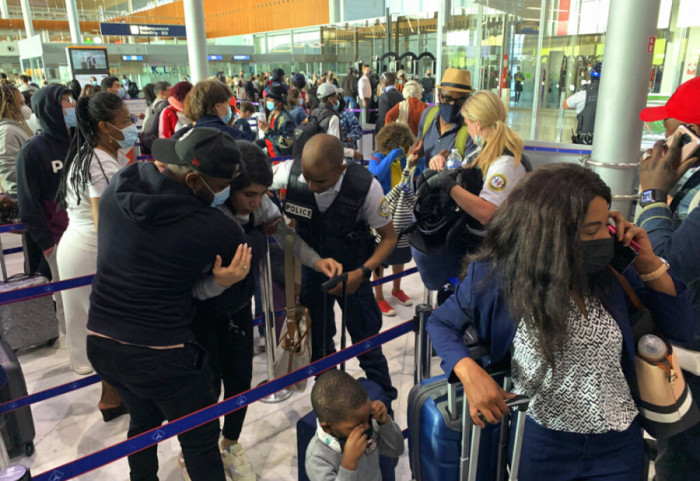 Radhë të gjata për pasagjerët jashtë BE-së në aeroportin europian, shumë humbasin fluturimin