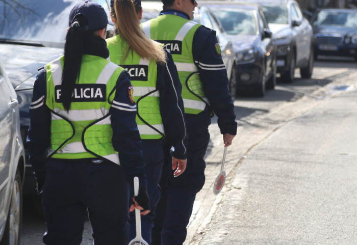 Emigrantët kthehen në shtëpi, trafik i rënduar drejt Tiranës