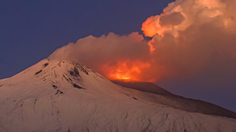 Zjarr dhe hi në mes të dëborës, vullkani Etna dhuron spektakël për festa