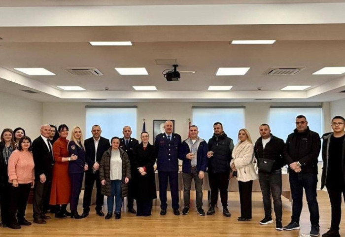 Policia përkrah familjeve të Dëshmorëve të Atdheut për festat e fundvitit