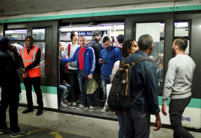 Terror në metronë e Parisit, një burrë godet me thikë tre gra dhe arratiset
