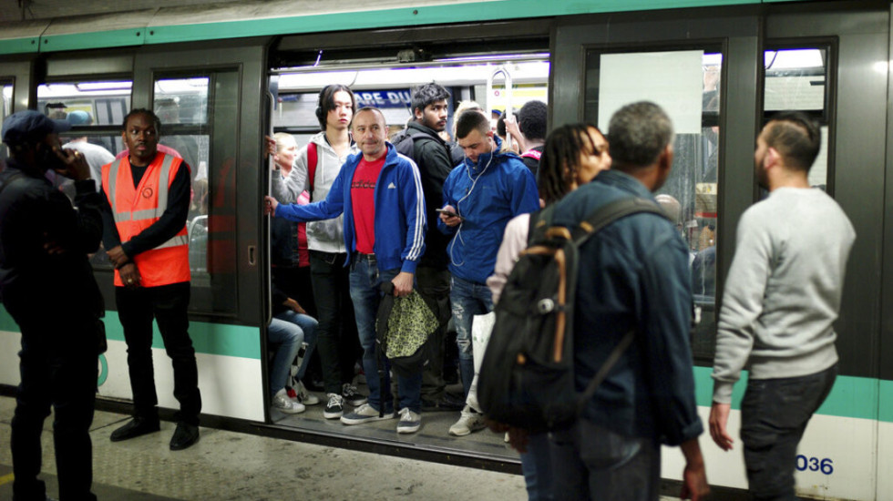 Terror në metronë e Parisit, një burrë godet me thikë tre gra dhe arratiset