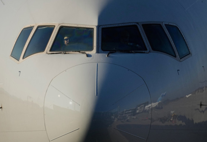 Pilotin e shkarkojnë nga puna pak minuta para nisjes së avionit, ajo që bën kërkon ndërhyrjen e policisë