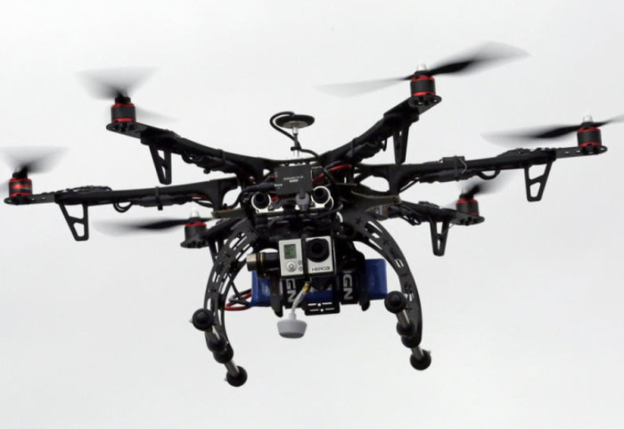 50 mijë paunde për një dërgesë, dronët “pushtojnë” burgjet, teknika për të futur telefona e drogë