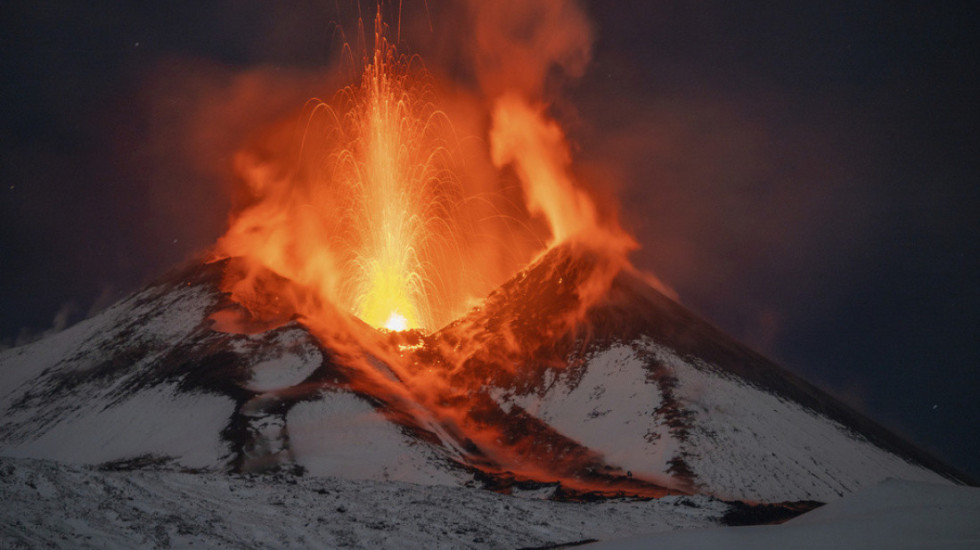 Etna zgjohet sërish, re hiri mbi Siçili