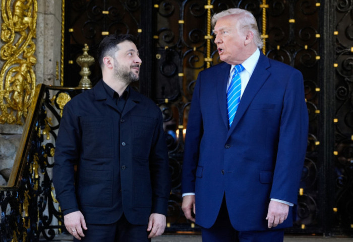 Nis në Mar-a-Lago takimi për paqen, Trump shtrëngon duart me Zelenskin: Jemi afër një marrëveshjeje