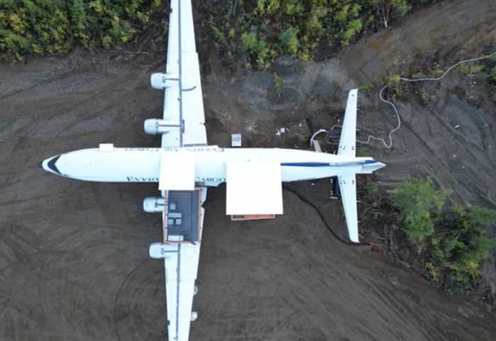 Piloti lë punën dhe e merr avionin në “shtëpi”
