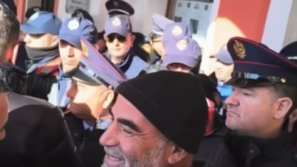 4 ditë pa ujë, protesta para Bashkisë së Vlorës dhe tension me policinë