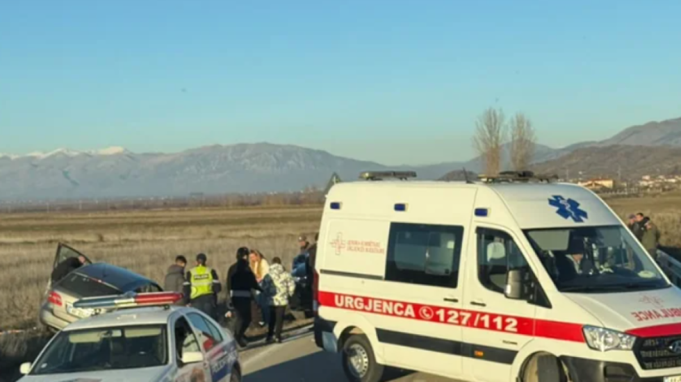 Aksident në Korçë, makina del nga rruga, plagosen të rinjtë