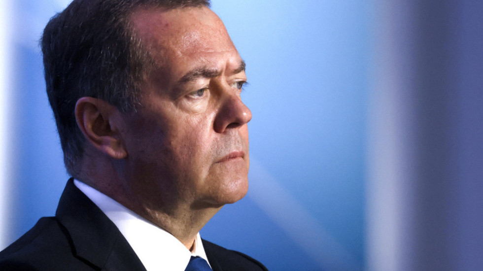 Medvdev nuk përmbahet ndaj Zelensky-t: Ta balcamosim xhuxhin, trupin e tij ta shfaqim në muzeun e Shën Petersburgut