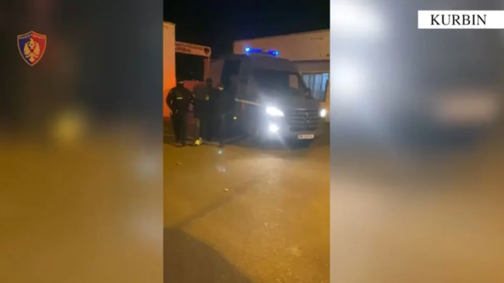 I dehur dhe me kallashnikov thyente çfarë gjente, kapet 28 vjeçari në Laç