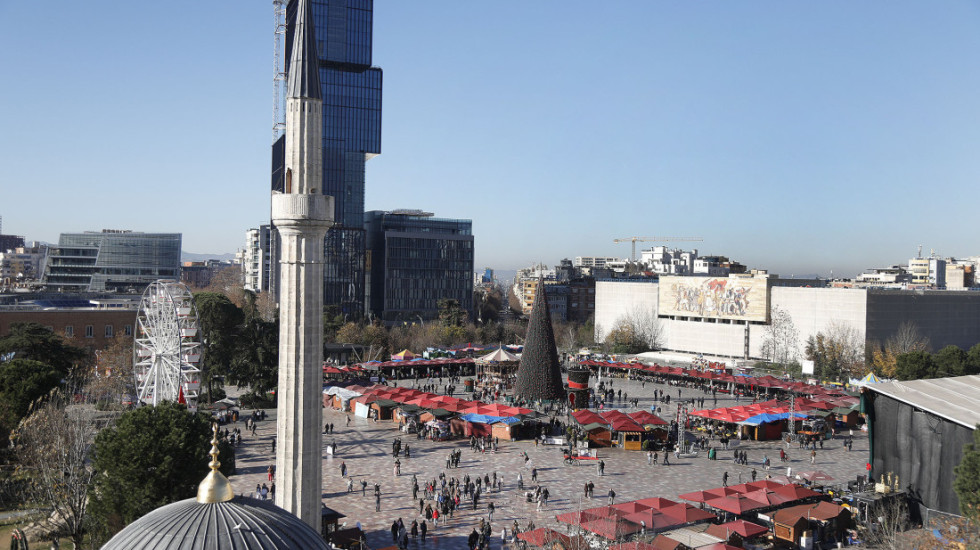 "Diell me dhëmbë", e hëna me mot të ftohtë dhe të kthjellët