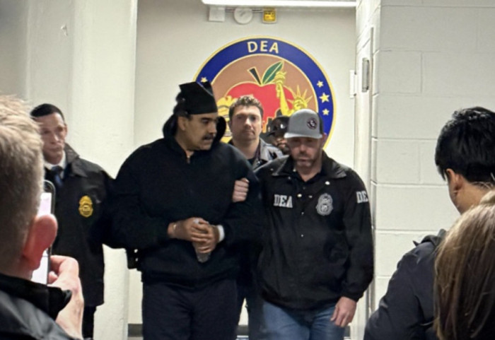 Me pranga në duar në New York, Maduro përshëndet dhe uron “Gëzuar Vitin e Ri”