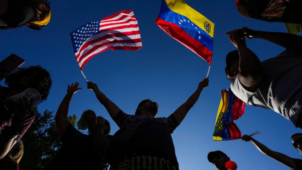 Venezuelianët nëpër botë festojnë pas arrestimit të Nicolás Maduro