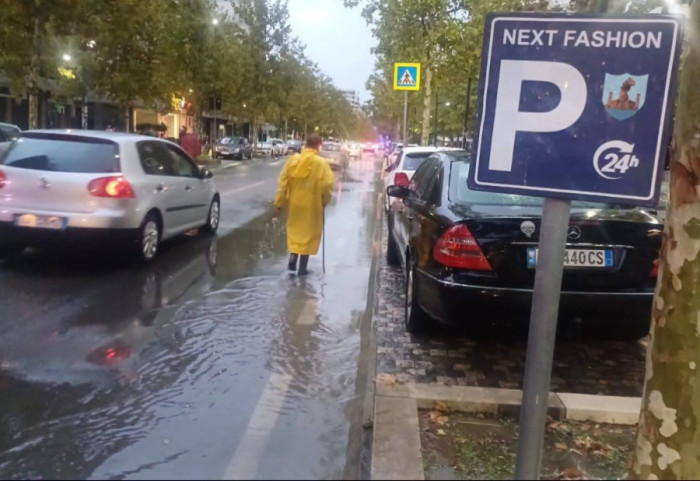 Alarmi për rreshje të dëndura në Vlorë, qytetarët paralajmërohen rreth përmbytjeve