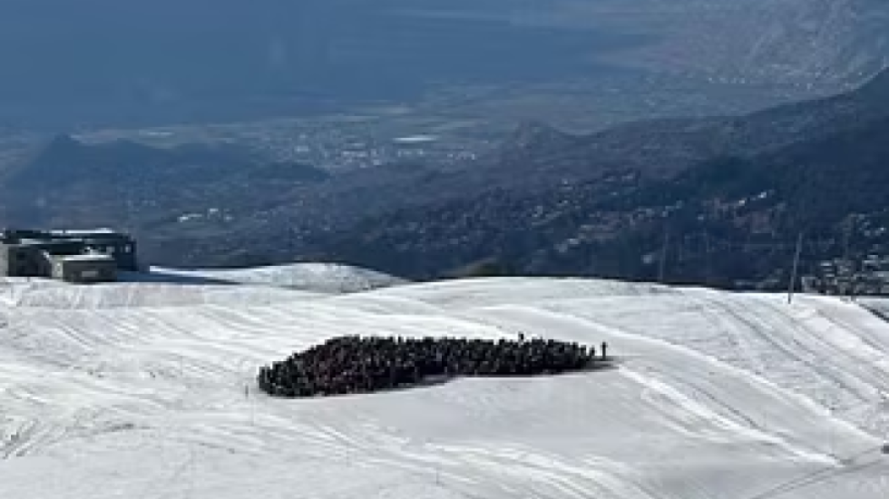 Një zemër në majë të malit për nder të viktimave në Crans-Montana