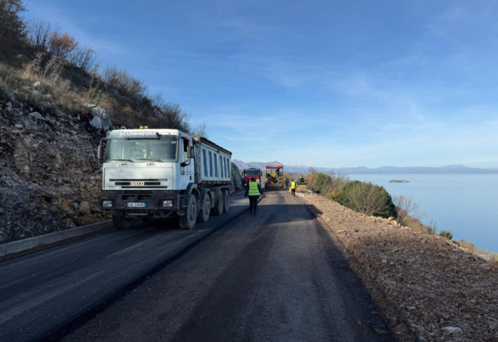 Hidhen shtresat asfaltike, drejt përfundimit rruga e re që lidh Shqipërinë me Malin e Zi
