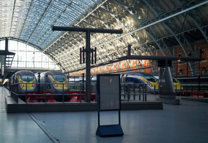 Skandal në Londër, pasagjerëve në tren u shërbehen salçiçe nga koshi i mbeturinave