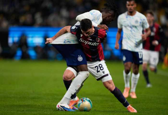 Interi thyen Bolonjën dhe rimerr kreun