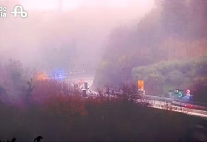 Bllokohet autostrada në Itali, grabitet një tjetër mjet i blinduar