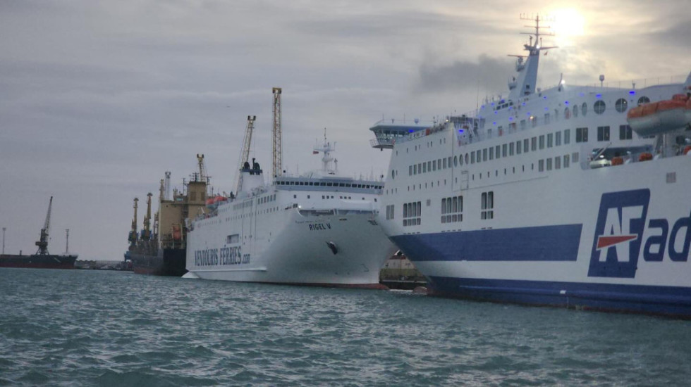 Moti i keq, probleme me transportin detar. Shtyhen oraret e trageteve