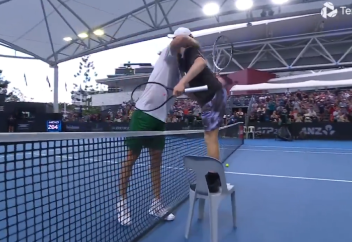 “Hip në karrige të takohemi”, sportisti 2.10 metra përshëndet kundërshtarin