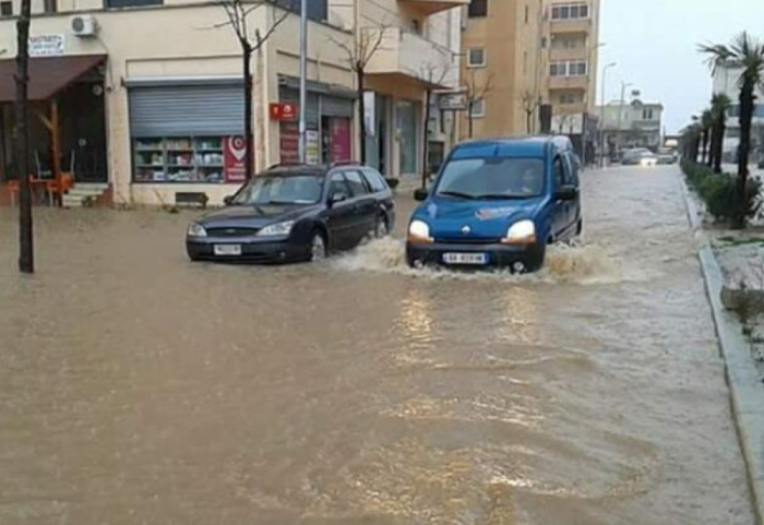Përmbytje dhe në Lezhë, uji bllokon disa akse