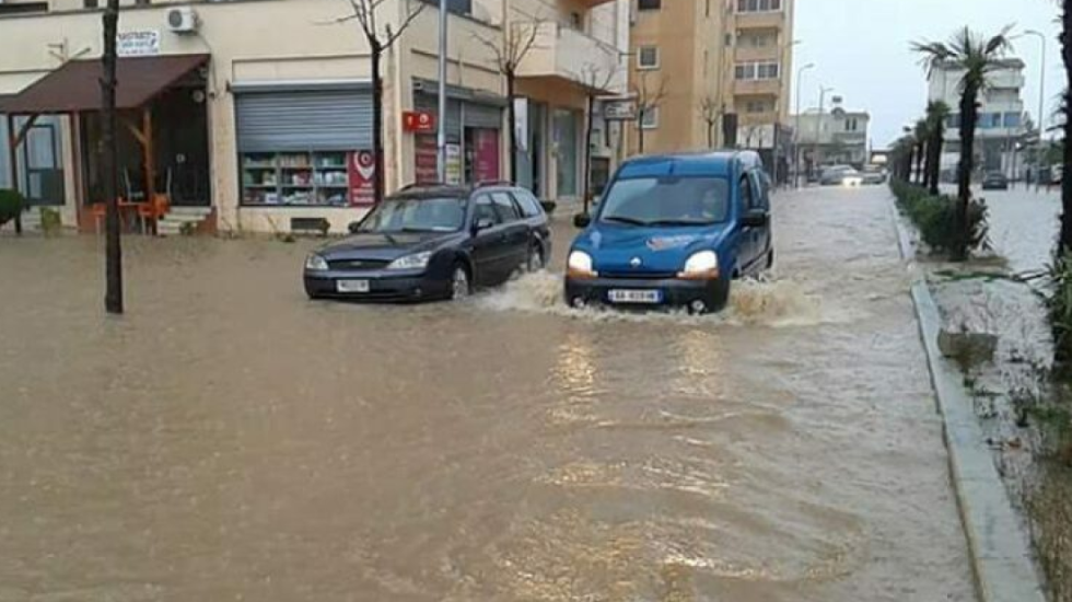 Përmbytje dhe në Lezhë, uji bllokon disa akse