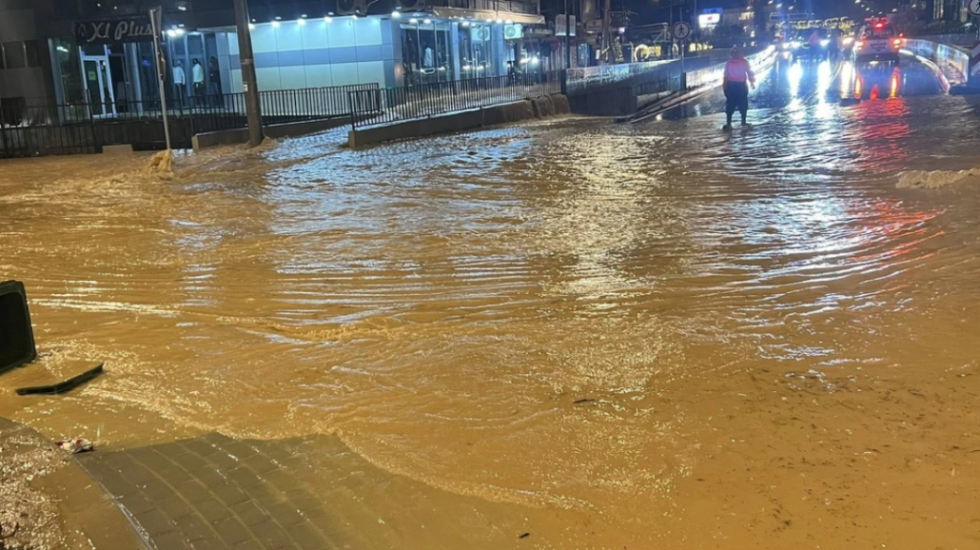 Përmbytje në Kosovë, uji hyn në banesa në Malishevë e Skënderaj