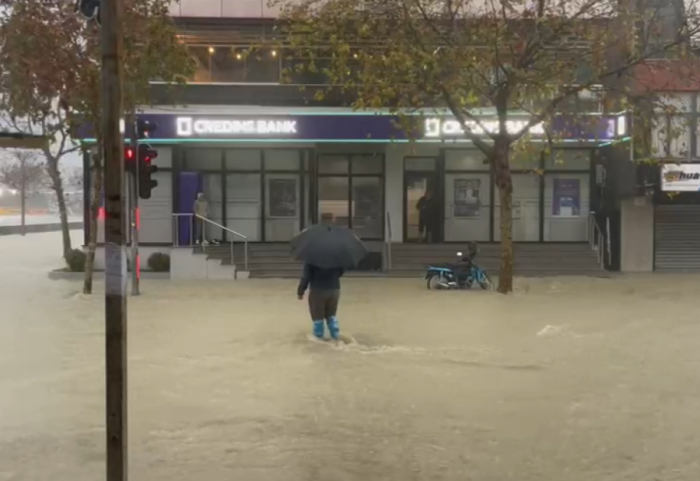 Durrësi nën pushtetin e ujit, pezullohet mësimi në të gjithë qarkun