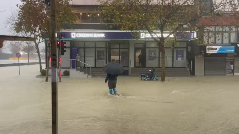 Durrësi nën pushtetin e ujit, pezullohet mësimi në të gjithë qarkun