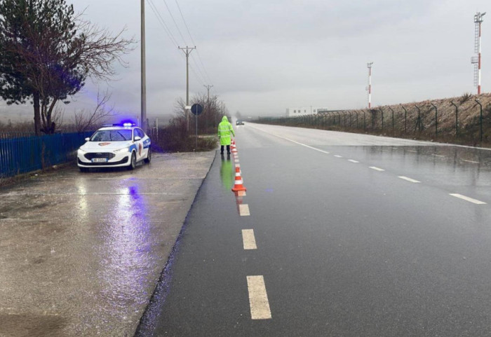 Njoftimi i policisë, disa akse rrugore të bllokuara nga përmbytjet