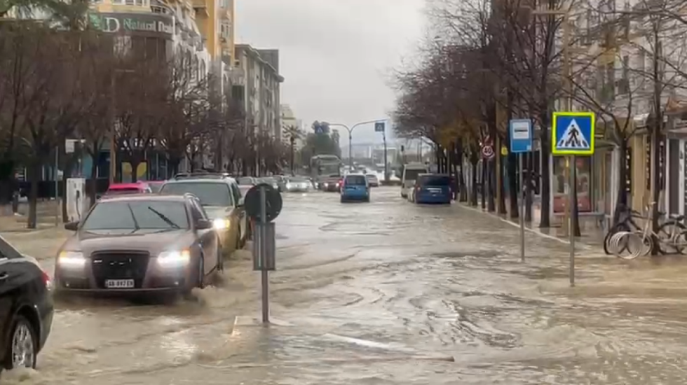 Shqipëria nën ujë, përmbytjet shkaktojnë dëme, ndërpritet energjia, pezullohet dhe mësimi