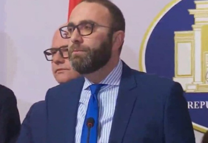 “E latë të hante Vitin e Ri në shtëpi”, Bardhi: Balluku alibi me afatin 3-javor, s’ka tërhequr dosjen