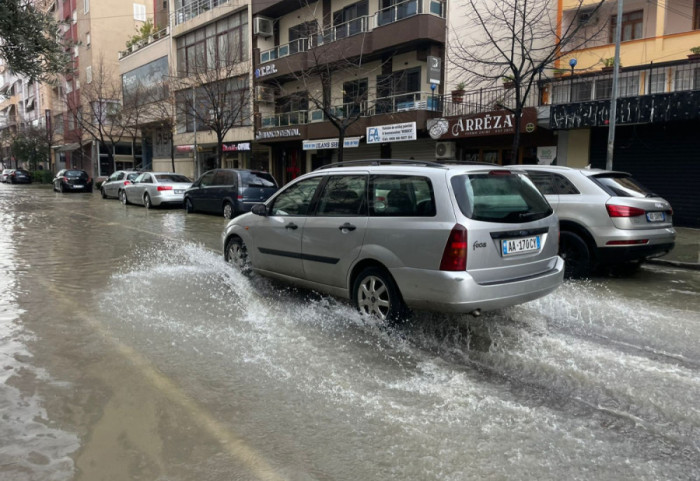 Përmbytje dhe rrëshqitje dherash, çfarë parashikon IGJEUM për të enjten