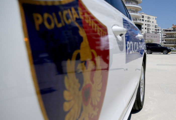 Has, i mituri i merr makinën të atit dhe largohet nga shtëpia