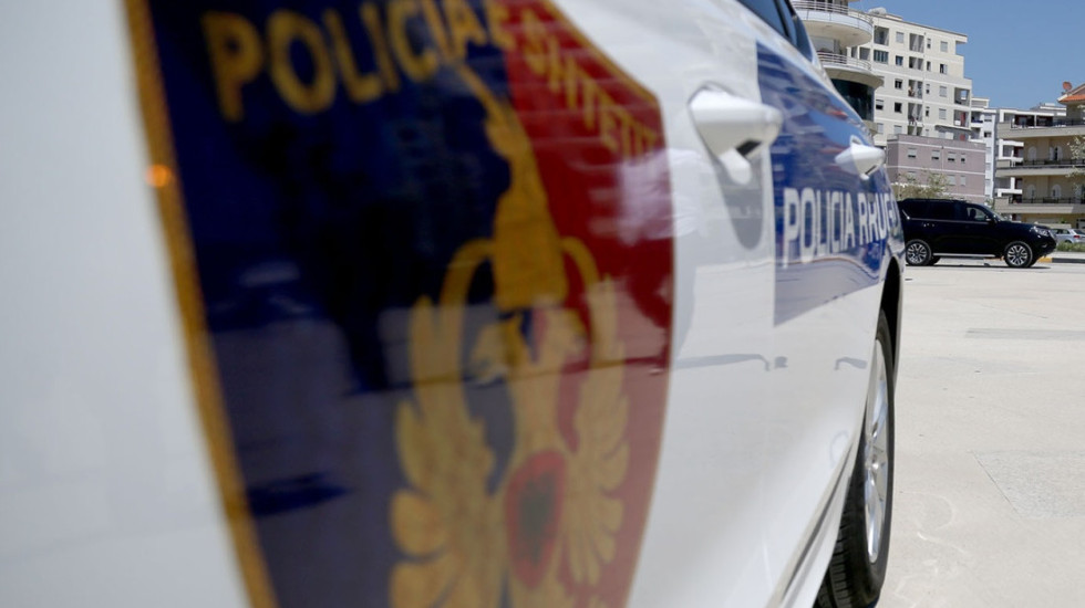 Has, i mituri i merr makinën të atit dhe largohet nga shtëpia